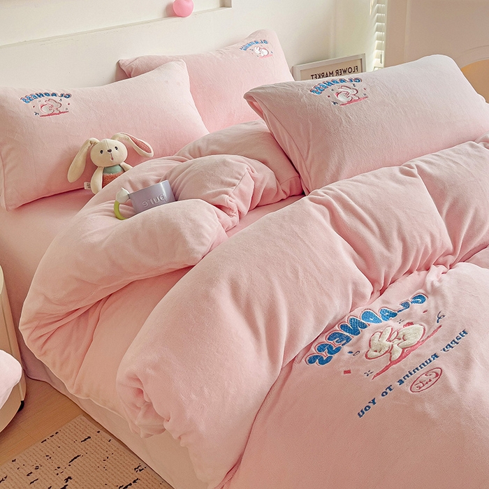 91家纺网 家纺一手货源 找家纺 眷恋家纺 2025新款牛奶绒毛巾绣四件套 欢乐兔-浅粉