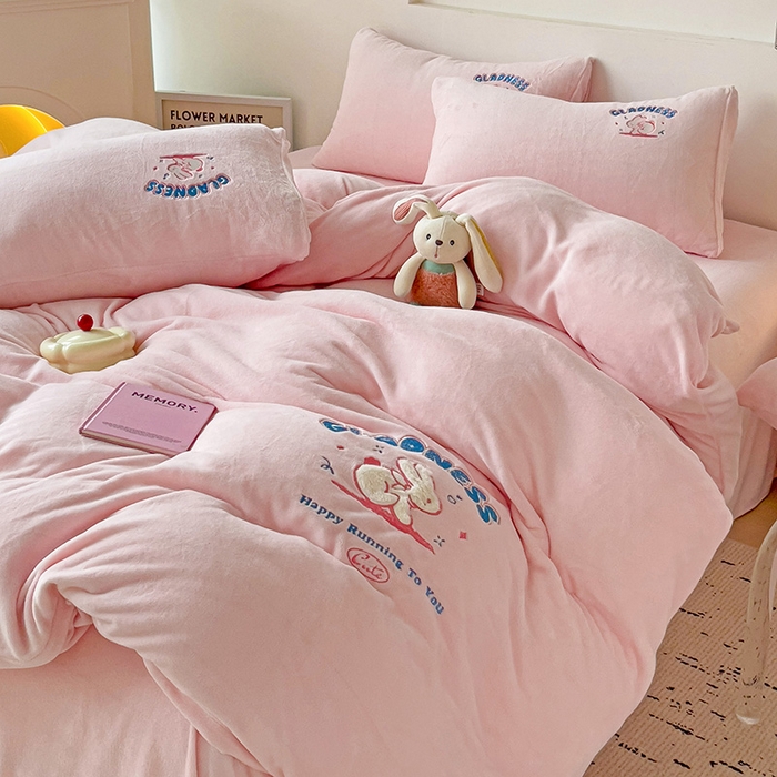 91家纺网 家纺一手货源 找家纺 眷恋家纺 2025新款牛奶绒毛巾绣四件套 欢乐兔-浅粉
