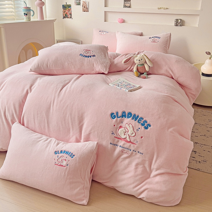 91家纺网 家纺一手货源 找家纺 眷恋家纺 2025新款牛奶绒毛巾绣四件套 欢乐兔-浅粉