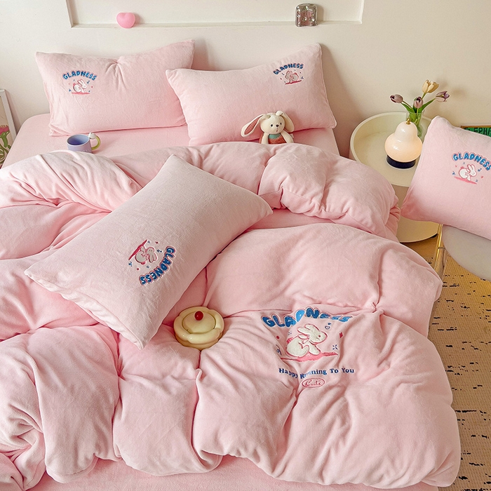 91家纺网 家纺一手货源 找家纺 眷恋家纺 2025新款牛奶绒毛巾绣四件套 欢乐兔-浅粉