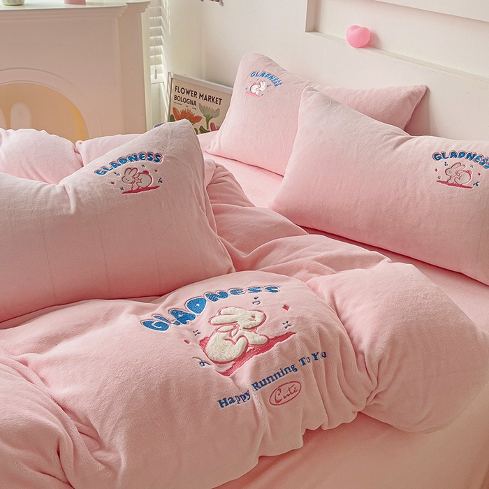 91家纺网 家纺一手货源 找家纺 眷恋家纺 2025新款牛奶绒毛巾绣四件套 欢乐兔-浅粉