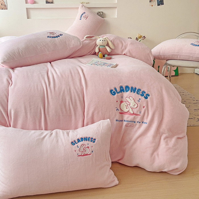 91家纺网 家纺一手货源 找家纺 眷恋家纺 2025新款牛奶绒毛巾绣四件套 欢乐兔-浅粉