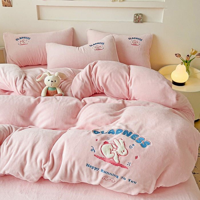 91家纺网 家纺一手货源 找家纺 眷恋家纺 2025新款牛奶绒毛巾绣四件套 欢乐兔-浅粉