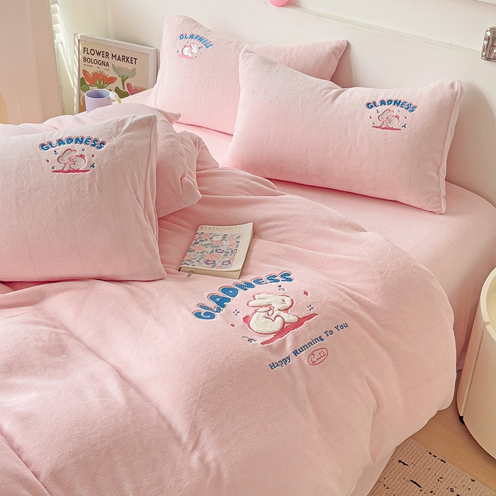 91家纺网 家纺一手货源 找家纺 眷恋家纺 2025新款牛奶绒毛巾绣四件套 欢乐兔-浅粉