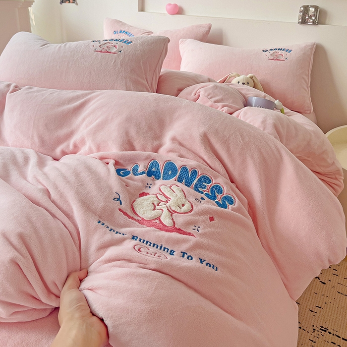 91家纺网 家纺一手货源 找家纺 眷恋家纺 2025新款牛奶绒毛巾绣四件套 欢乐兔-浅粉