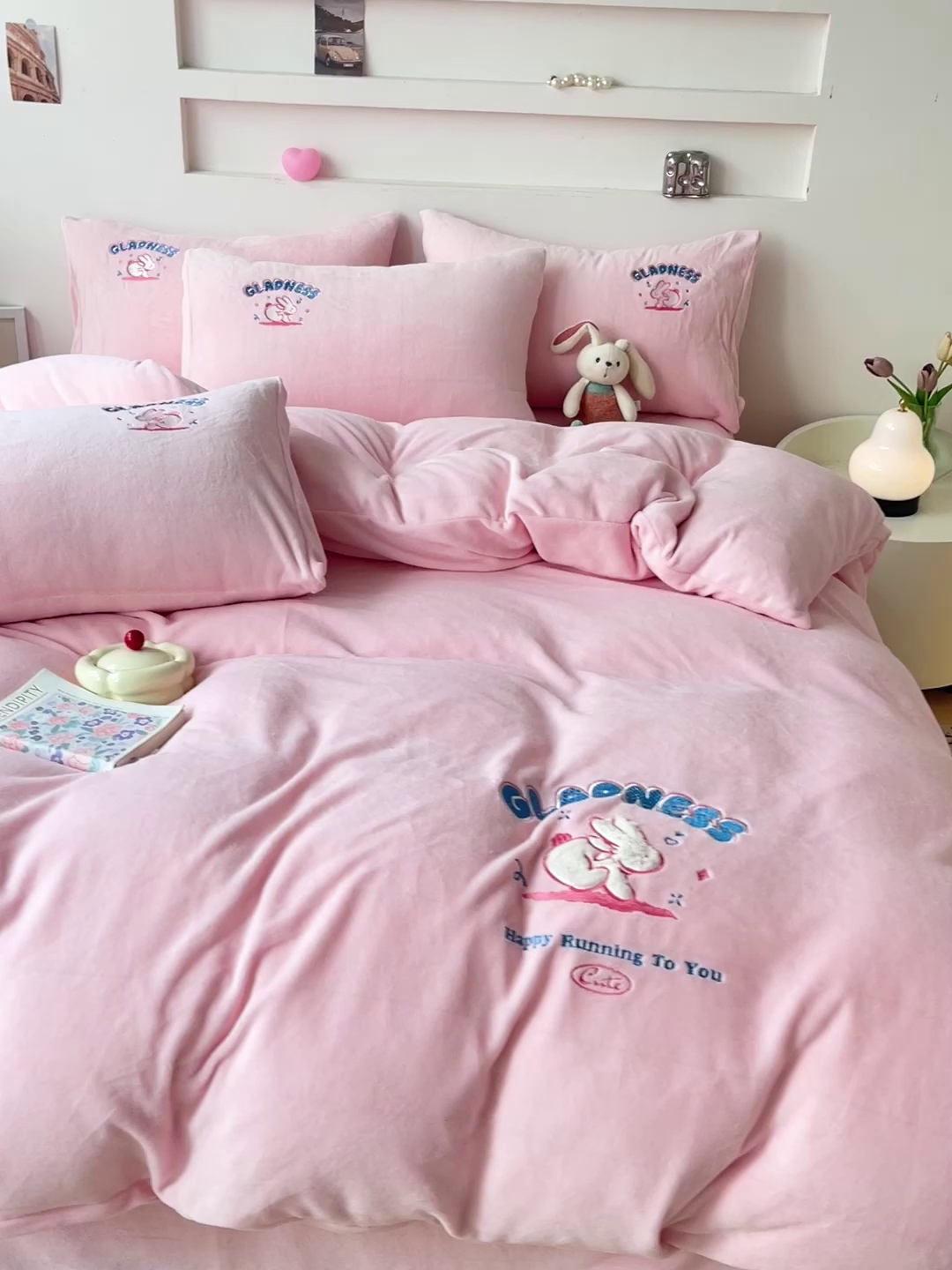 91家纺网 家纺一手货源 找家纺 眷恋家纺 2025新款牛奶绒毛巾绣四件套 欢乐兔-浅粉