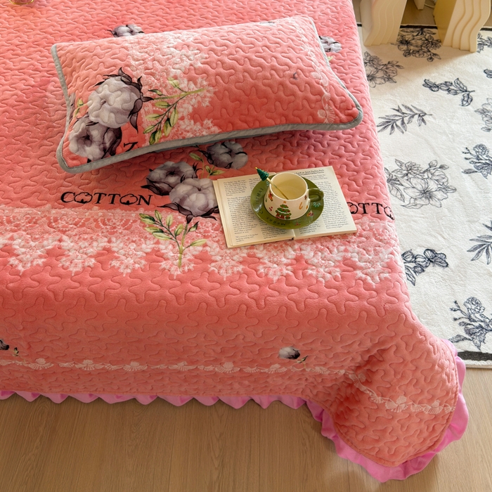 91家纺网 家纺一手货源 找家纺 梦莱家纺 2025新款牛奶绒花边单床盖三件套 绵绵细语