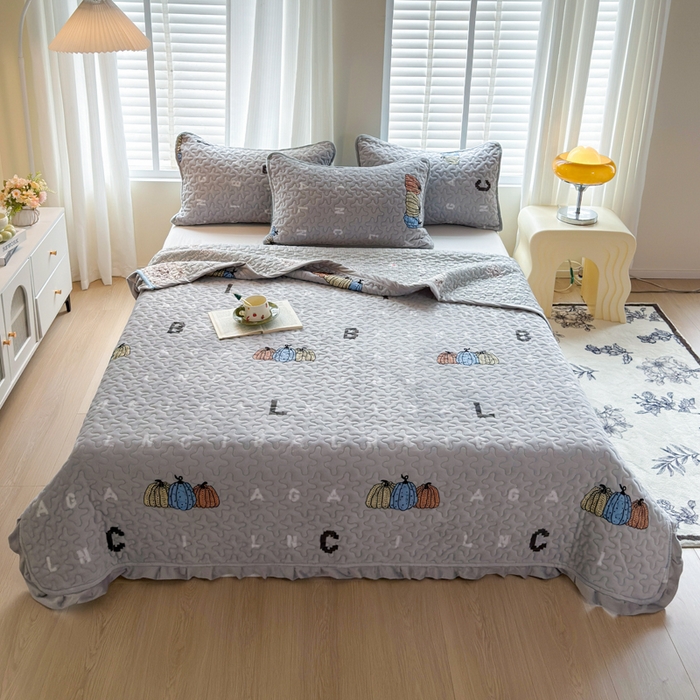 91家纺网 家纺一手货源 找家纺 梦莱家纺 2025新款牛奶绒花边单床盖三件套 奇趣南瓜