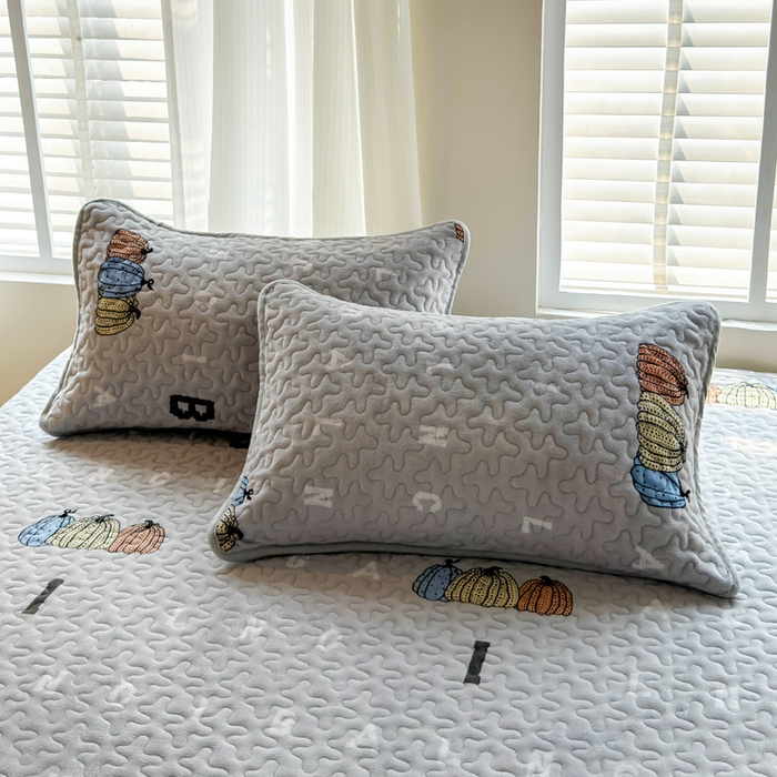 91家纺网 家纺一手货源 找家纺 梦莱家纺 2025新款牛奶绒花边单床盖三件套 奇趣南瓜