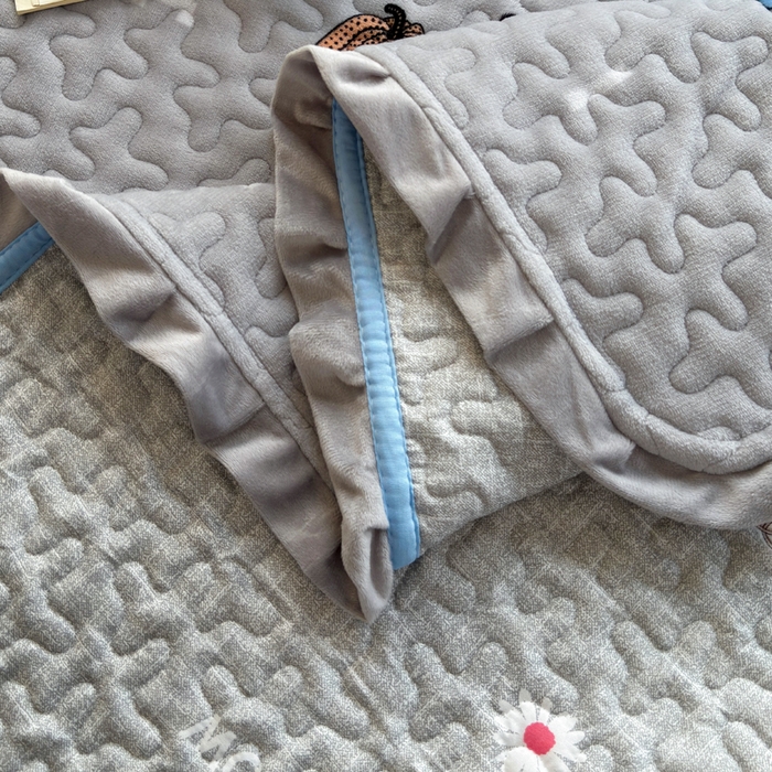 91家纺网 家纺一手货源 找家纺 梦莱家纺 2025新款牛奶绒花边单床盖三件套 奇趣南瓜