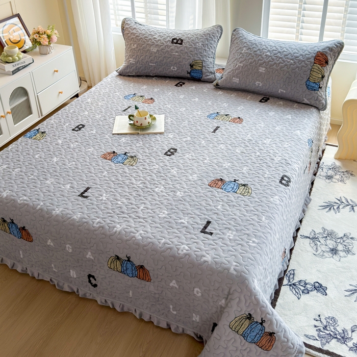 91家纺网 家纺一手货源 找家纺 梦莱家纺 2025新款牛奶绒花边单床盖三件套 奇趣南瓜