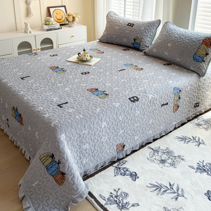 91家纺网 家纺一手货源 找家纺 梦莱家纺 2025新款牛奶绒花边单床盖三件套 奇趣南瓜