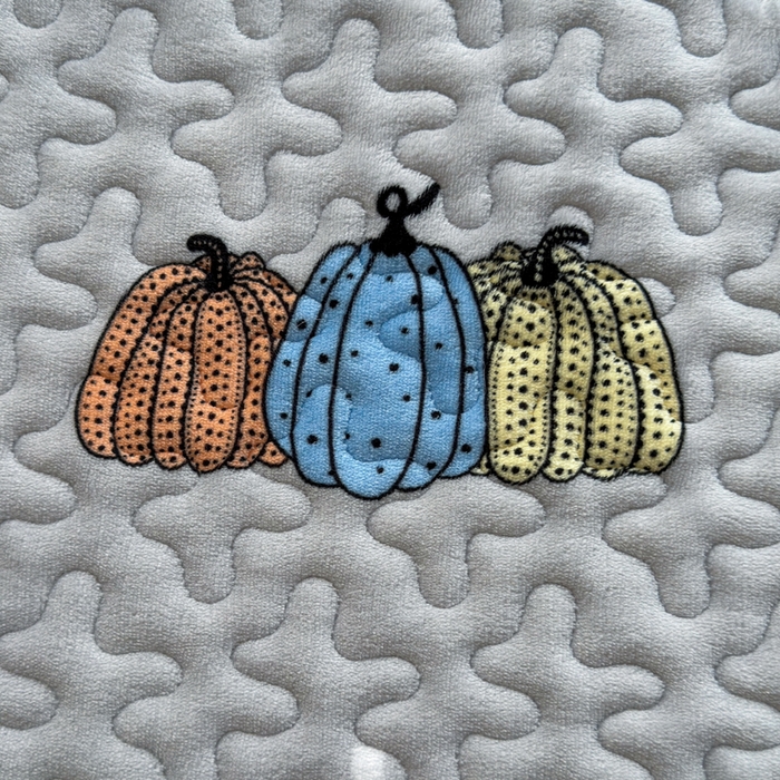 91家纺网 家纺一手货源 找家纺 梦莱家纺 2025新款牛奶绒花边单床盖三件套 奇趣南瓜