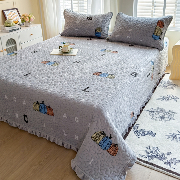 91家纺网 家纺一手货源 找家纺 梦莱家纺 2025新款牛奶绒花边单床盖三件套 奇趣南瓜