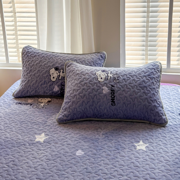 91家纺网 家纺一手货源 找家纺 梦莱家纺 2025新款牛奶绒花边单床盖三件套 史努比