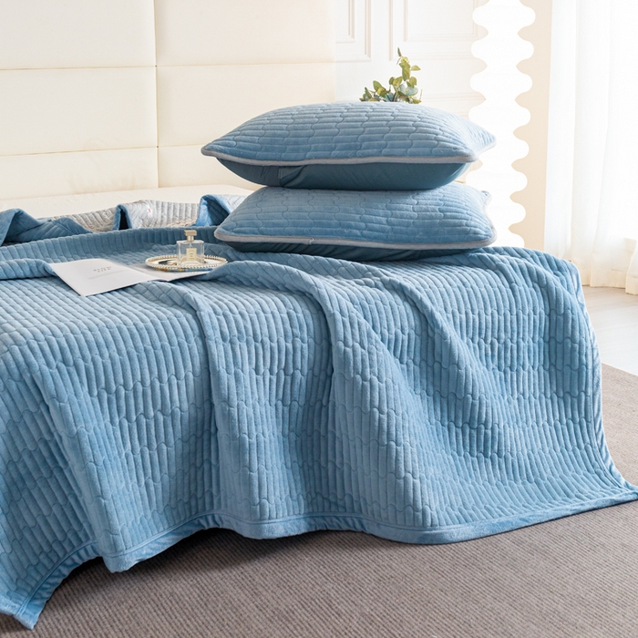 91家纺网 家纺一手货源 找家纺 梦莱家纺 2025新款牛奶绒花边单床盖三件套 海洋蓝