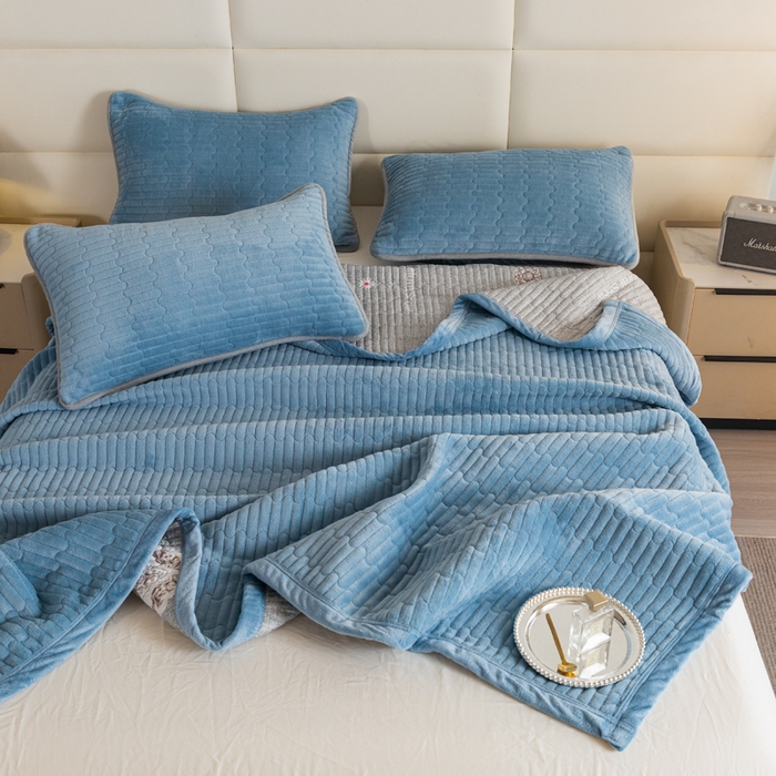 91家纺网 家纺一手货源 找家纺 梦莱家纺 2025新款牛奶绒花边单床盖三件套 海洋蓝