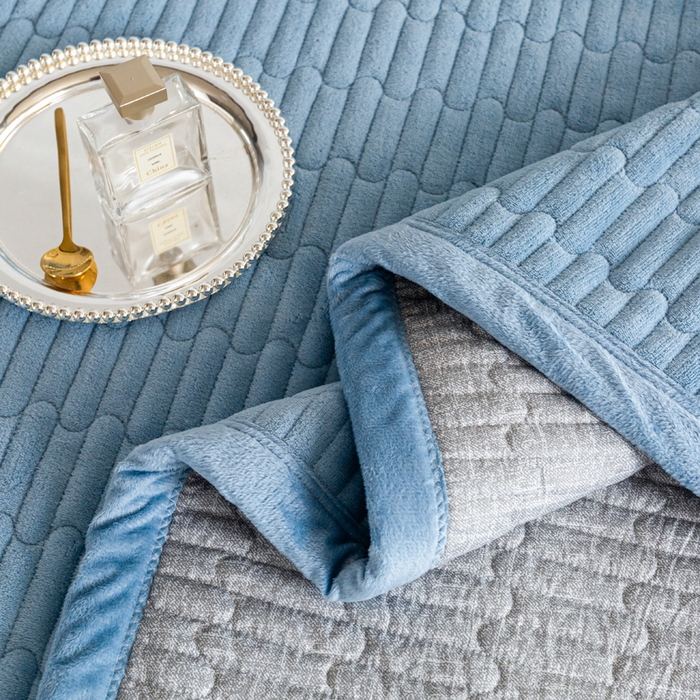 91家纺网 家纺一手货源 找家纺 梦莱家纺 2025新款牛奶绒花边单床盖三件套 海洋蓝