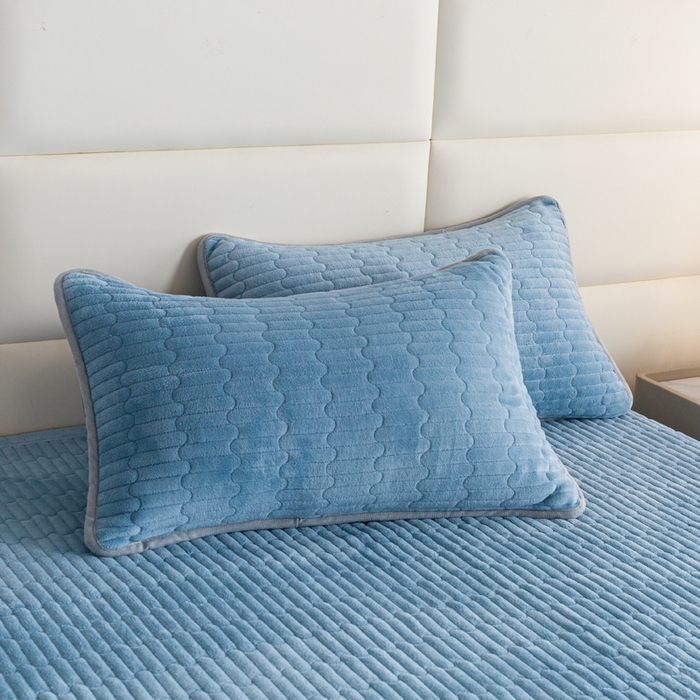 91家纺网 家纺一手货源 找家纺 梦莱家纺 2025新款牛奶绒花边单床盖三件套 海洋蓝