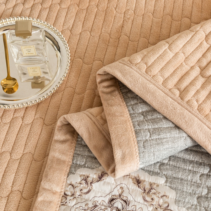 91家纺网 家纺一手货源 找家纺 梦莱家纺 2025新款牛奶绒花边单床盖三件套 奶茶色