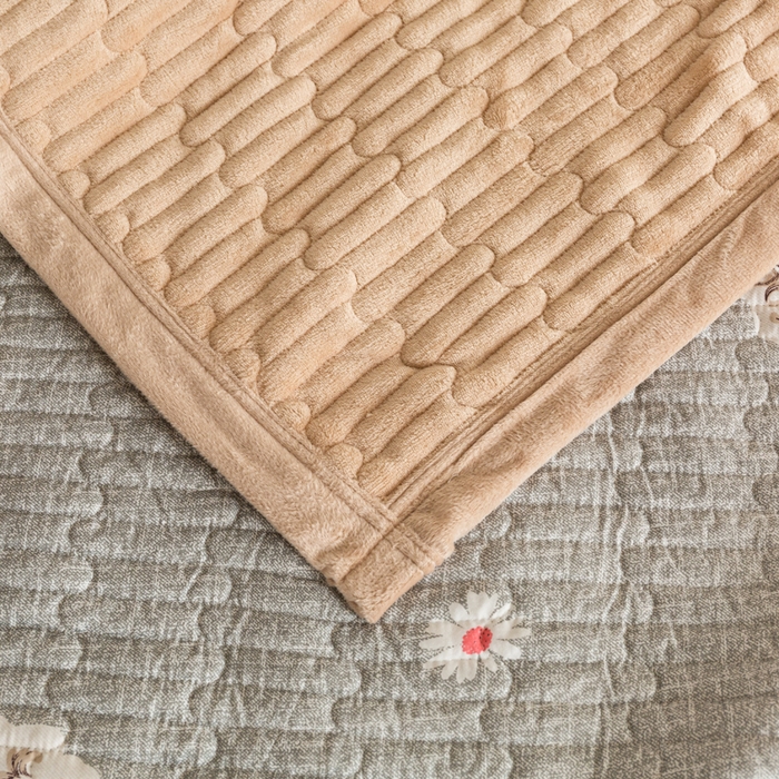 91家纺网 家纺一手货源 找家纺 梦莱家纺 2025新款牛奶绒花边单床盖三件套 奶茶色