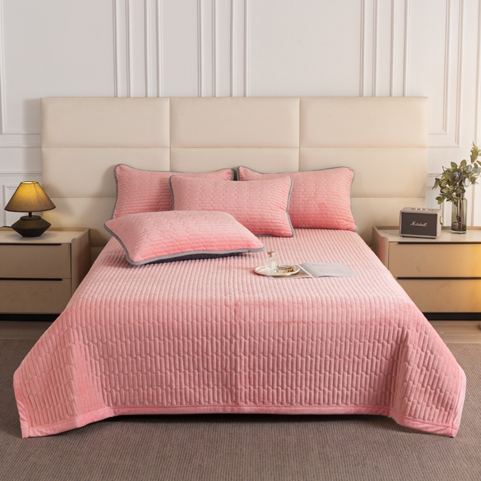 91家纺网 家纺一手货源 找家纺 梦莱家纺 2025新款牛奶绒花边单床盖三件套 樱花粉