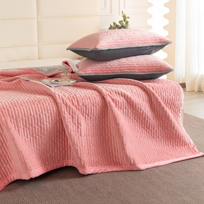 91家纺网 家纺一手货源 找家纺 梦莱家纺 2025新款牛奶绒花边单床盖三件套 樱花粉