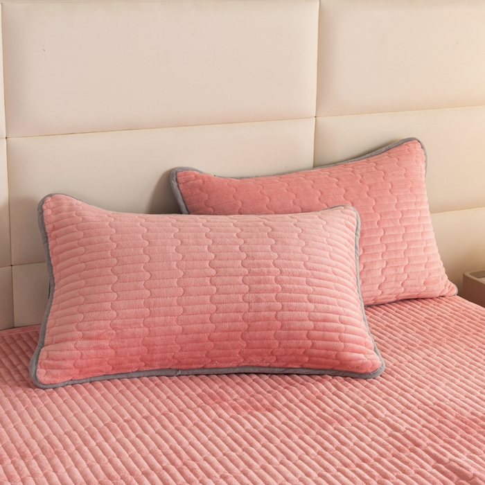 91家纺网 家纺一手货源 找家纺 梦莱家纺 2025新款牛奶绒花边单床盖三件套 樱花粉