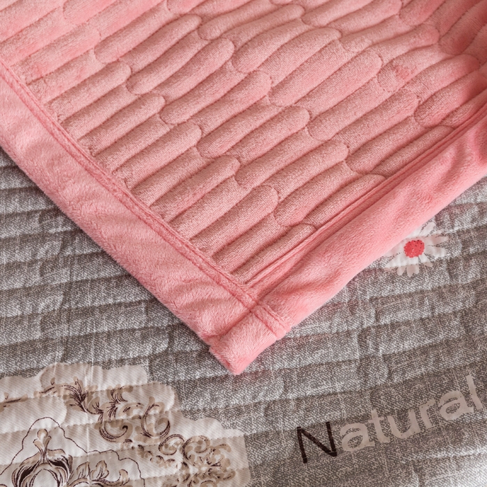 91家纺网 家纺一手货源 找家纺 梦莱家纺 2025新款牛奶绒花边单床盖三件套 樱花粉