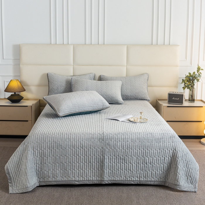 91家纺网 家纺一手货源 找家纺 梦莱家纺 2025新款牛奶绒花边单床盖三件套 优雅灰