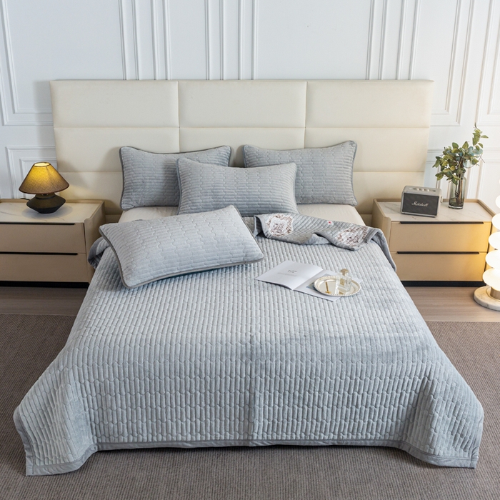 91家纺网 家纺一手货源 找家纺 梦莱家纺 2025新款牛奶绒花边单床盖三件套 优雅灰