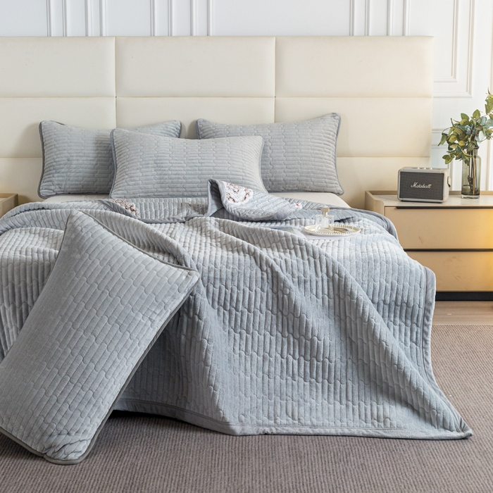 91家纺网 家纺一手货源 找家纺 梦莱家纺 2025新款牛奶绒花边单床盖三件套 优雅灰