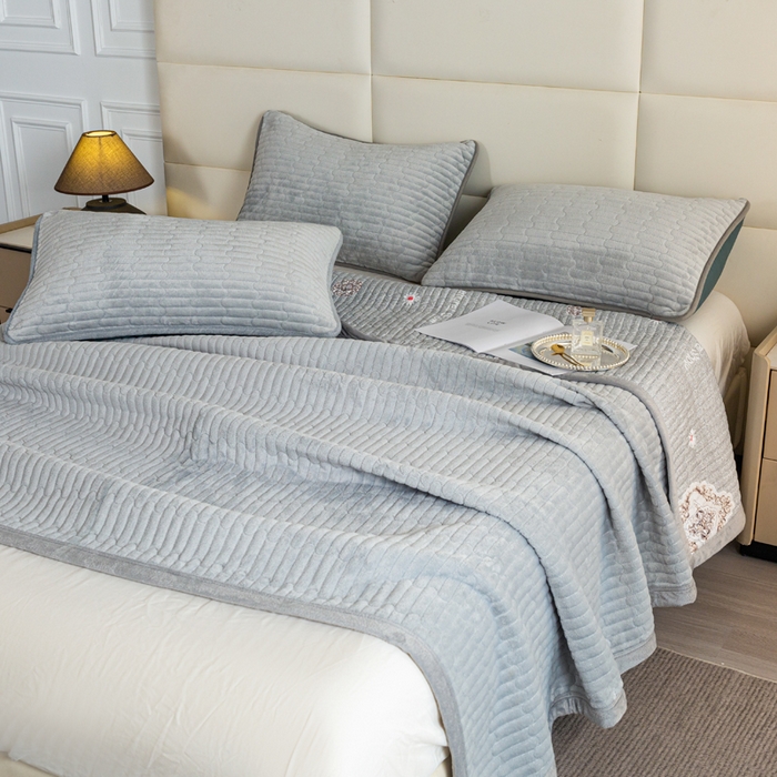 91家纺网 家纺一手货源 找家纺 梦莱家纺 2025新款牛奶绒花边单床盖三件套 优雅灰