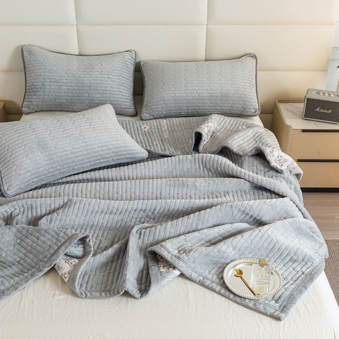 91家纺网 家纺一手货源 找家纺 梦莱家纺 2025新款牛奶绒花边单床盖三件套 优雅灰