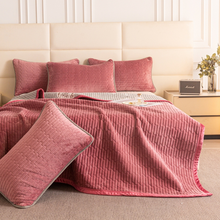 91家纺网 家纺一手货源 找家纺 梦莱家纺 2025新款牛奶绒花边单床盖三件套 砖红色