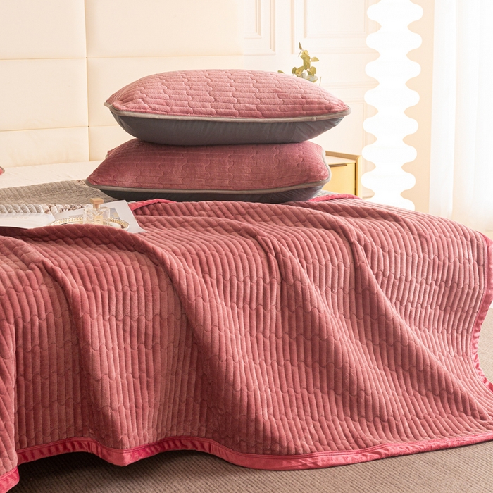 91家纺网 家纺一手货源 找家纺 梦莱家纺 2025新款牛奶绒花边单床盖三件套 砖红色