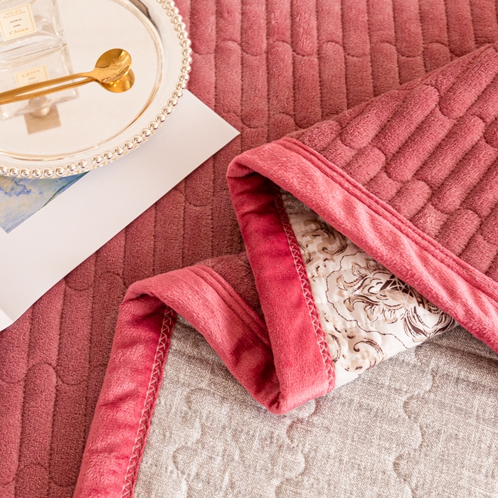 91家纺网 家纺一手货源 找家纺 梦莱家纺 2025新款牛奶绒花边单床盖三件套 砖红色