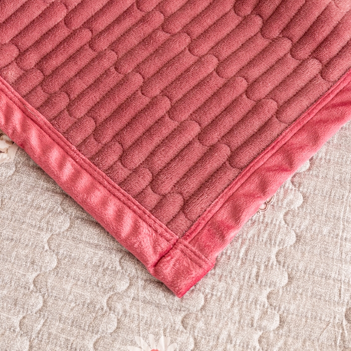 91家纺网 家纺一手货源 找家纺 梦莱家纺 2025新款牛奶绒花边单床盖三件套 砖红色