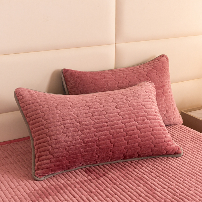 91家纺网 家纺一手货源 找家纺 梦莱家纺 2025新款牛奶绒花边单床盖三件套 砖红色