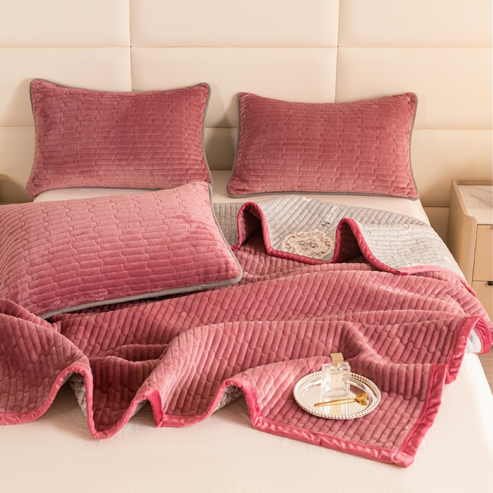 91家纺网 家纺一手货源 找家纺 梦莱家纺 2025新款牛奶绒花边单床盖三件套 砖红色