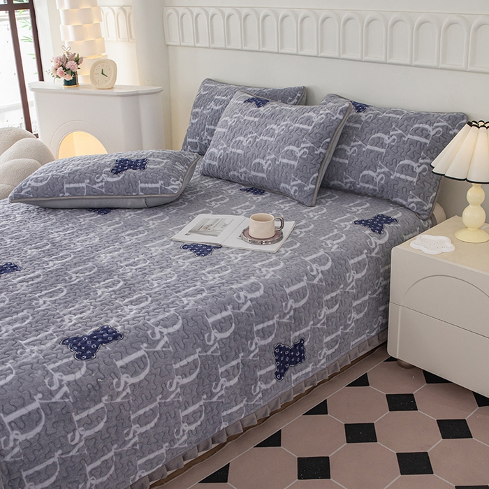 91家纺网 家纺一手货源 找家纺 梦莱家纺 2025新款牛奶绒花边单床盖三件套 潮牌熊-灰