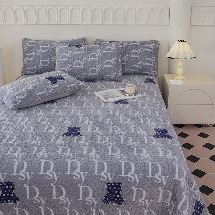 91家纺网 家纺一手货源 找家纺 梦莱家纺 2025新款牛奶绒花边单床盖三件套 潮牌熊-灰