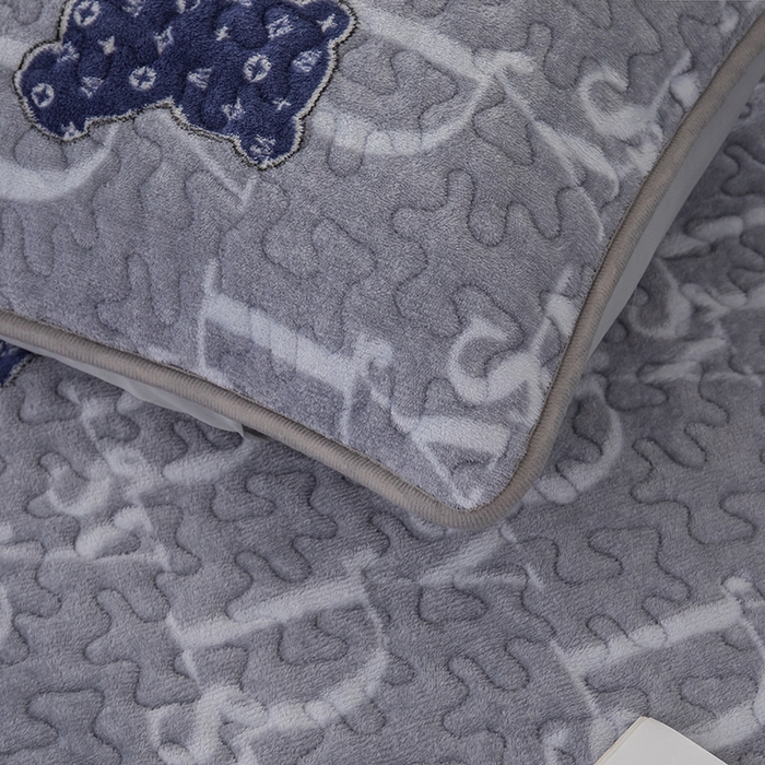 91家纺网 家纺一手货源 找家纺 梦莱家纺 2025新款牛奶绒花边单床盖三件套 潮牌熊-灰