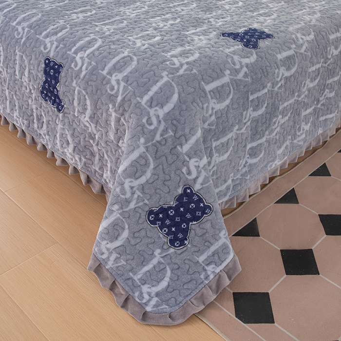 91家纺网 家纺一手货源 找家纺 梦莱家纺 2025新款牛奶绒花边单床盖三件套 潮牌熊-灰