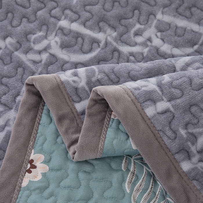 91家纺网 家纺一手货源 找家纺 梦莱家纺 2025新款牛奶绒花边单床盖三件套 潮牌熊-灰