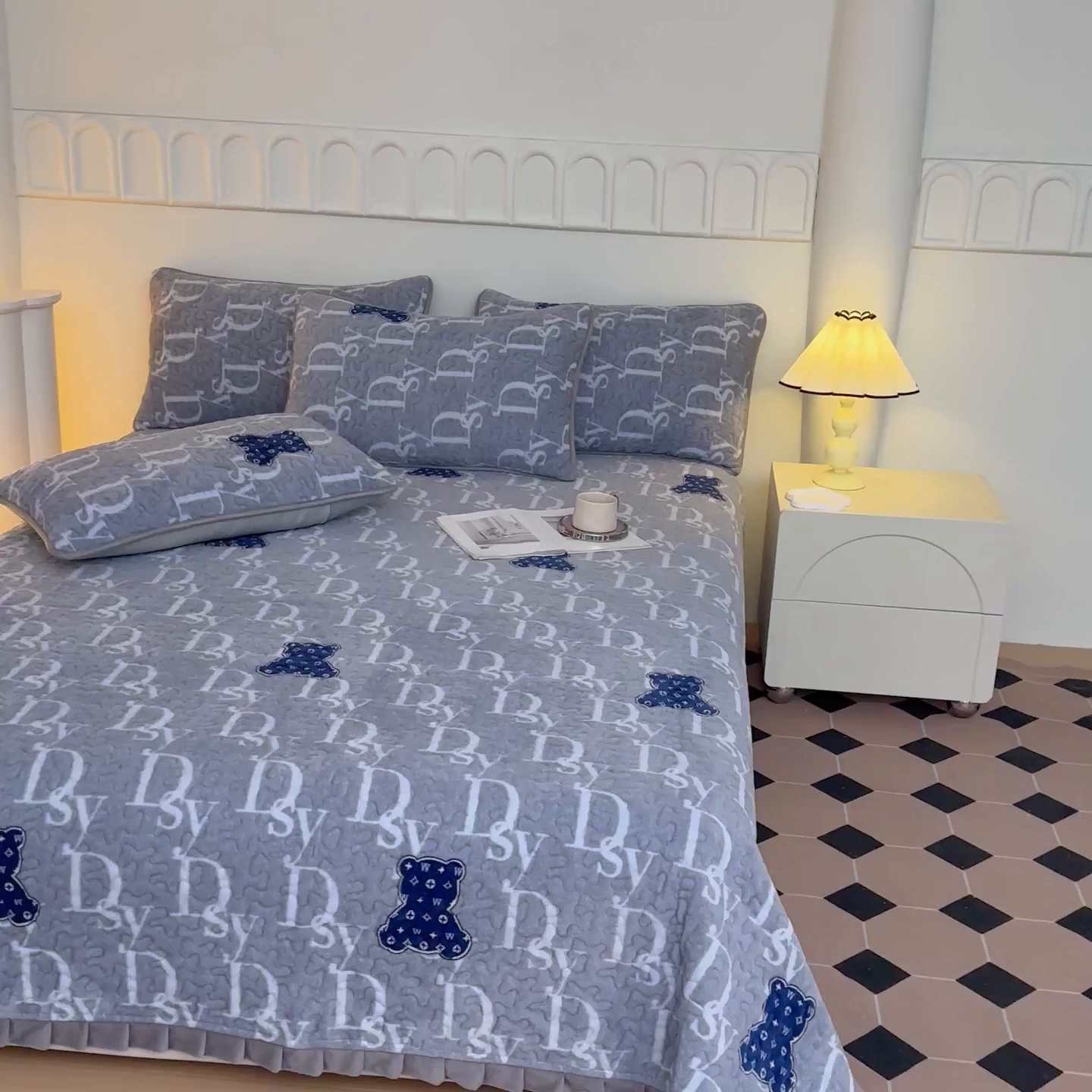 91家纺网 家纺一手货源 找家纺 梦莱家纺 2025新款牛奶绒花边单床盖三件套 潮牌熊-灰