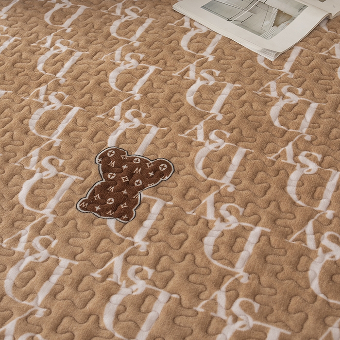 91家纺网 家纺一手货源 找家纺 梦莱家纺 2025新款牛奶绒花边单床盖三件套 潮牌熊-咖