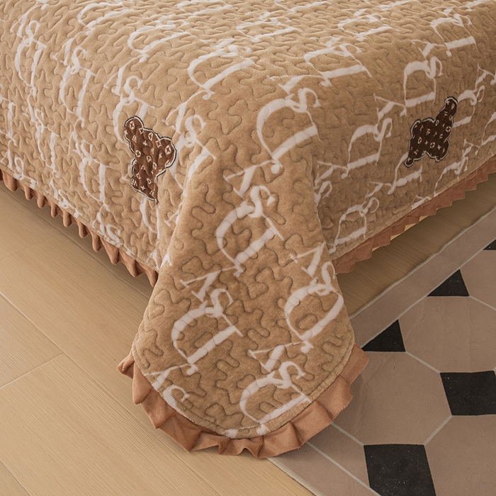 91家纺网 家纺一手货源 找家纺 梦莱家纺 2025新款牛奶绒花边单床盖三件套 潮牌熊-咖