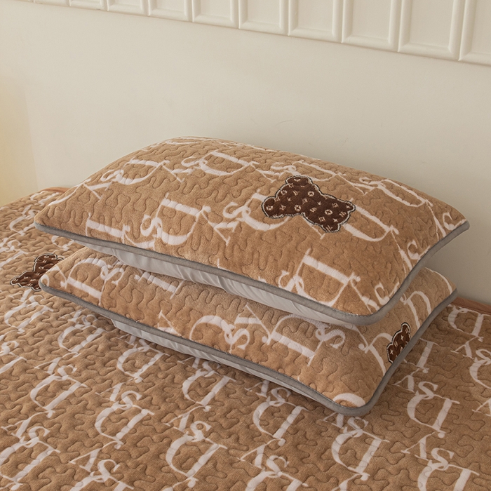 91家纺网 家纺一手货源 找家纺 梦莱家纺 2025新款牛奶绒花边单床盖三件套 潮牌熊-咖