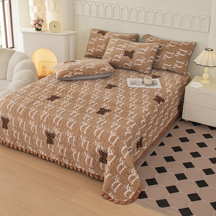 91家纺网 家纺一手货源 找家纺 梦莱家纺 2025新款牛奶绒花边单床盖三件套 潮牌熊-咖